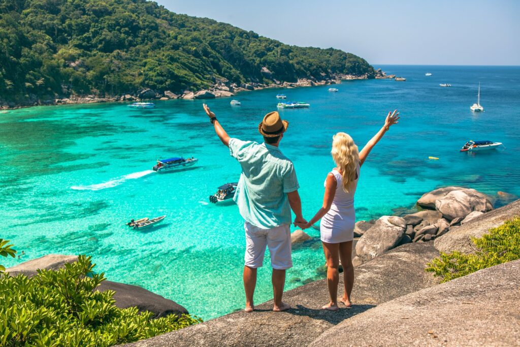 pareja saludando en tailandia con WAYAO