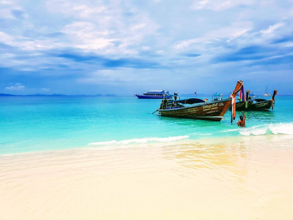 barco en una playa de tailandia con WAYAO