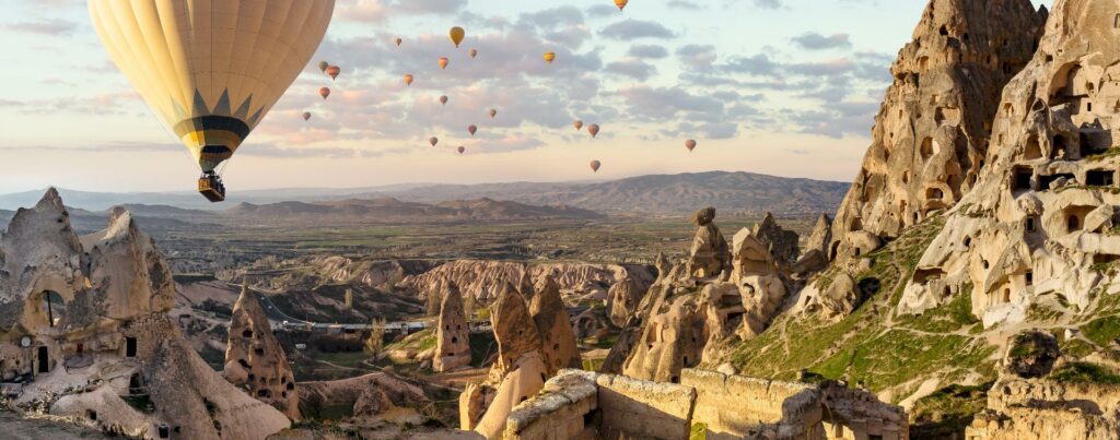 vista valle goreme con unos globos por la montaña con WAYAO