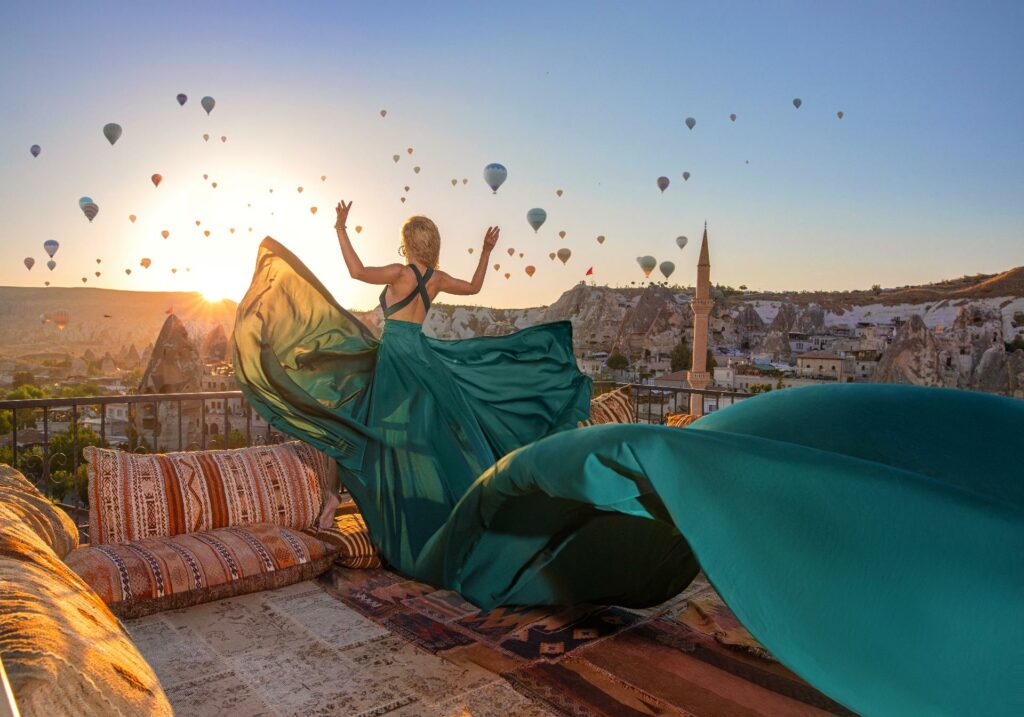 mujer vestido verde con unos globos con WAYAO