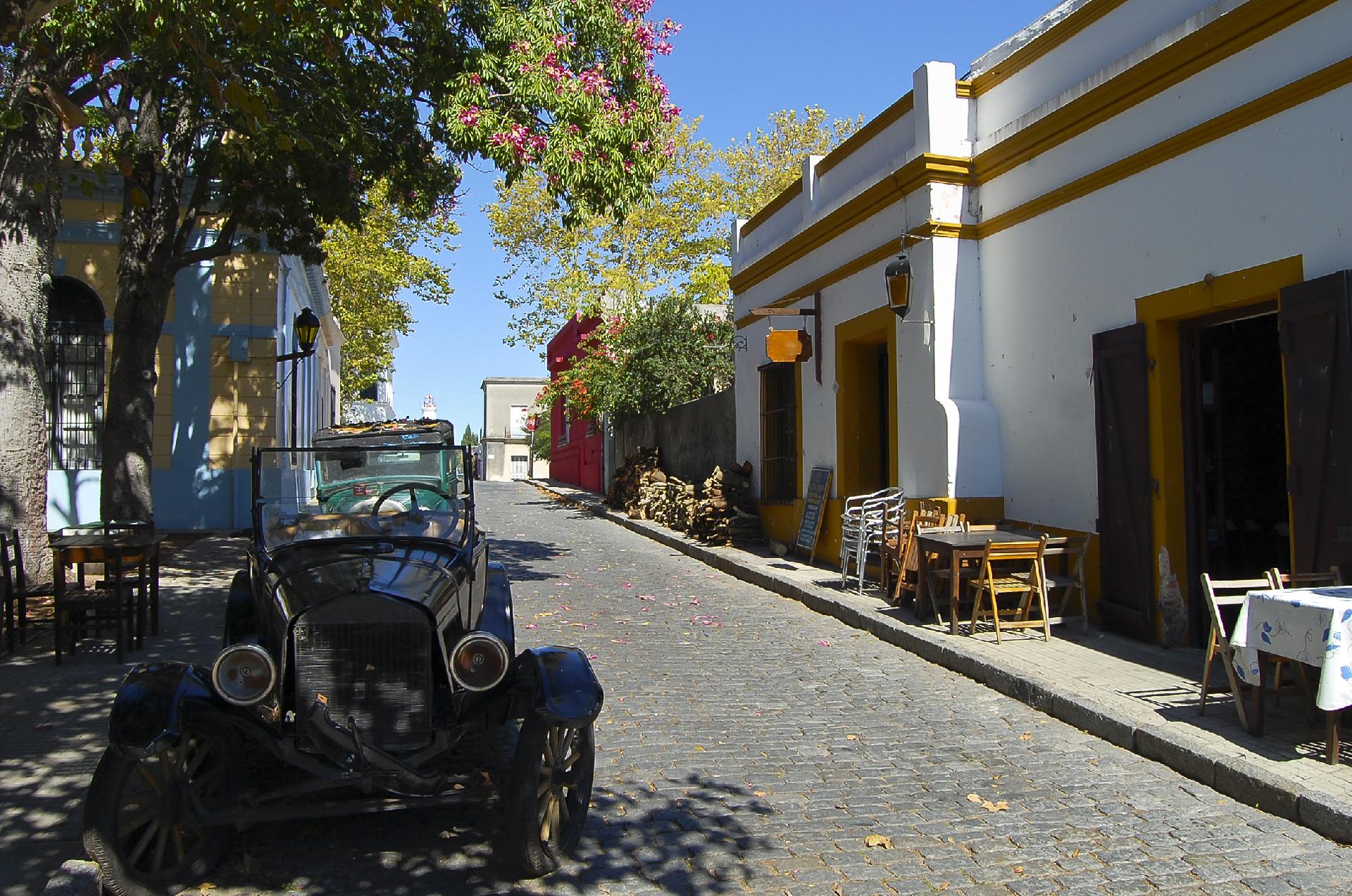 un coche en la calle con WAYAO