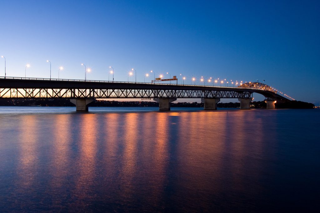 puente iluminado con WAYAO