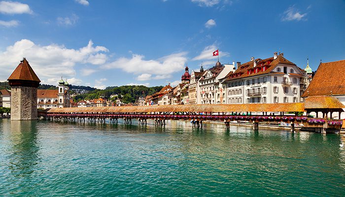 vistas a un eficio importante con una bandera de suiza y un puente con WAYAO
