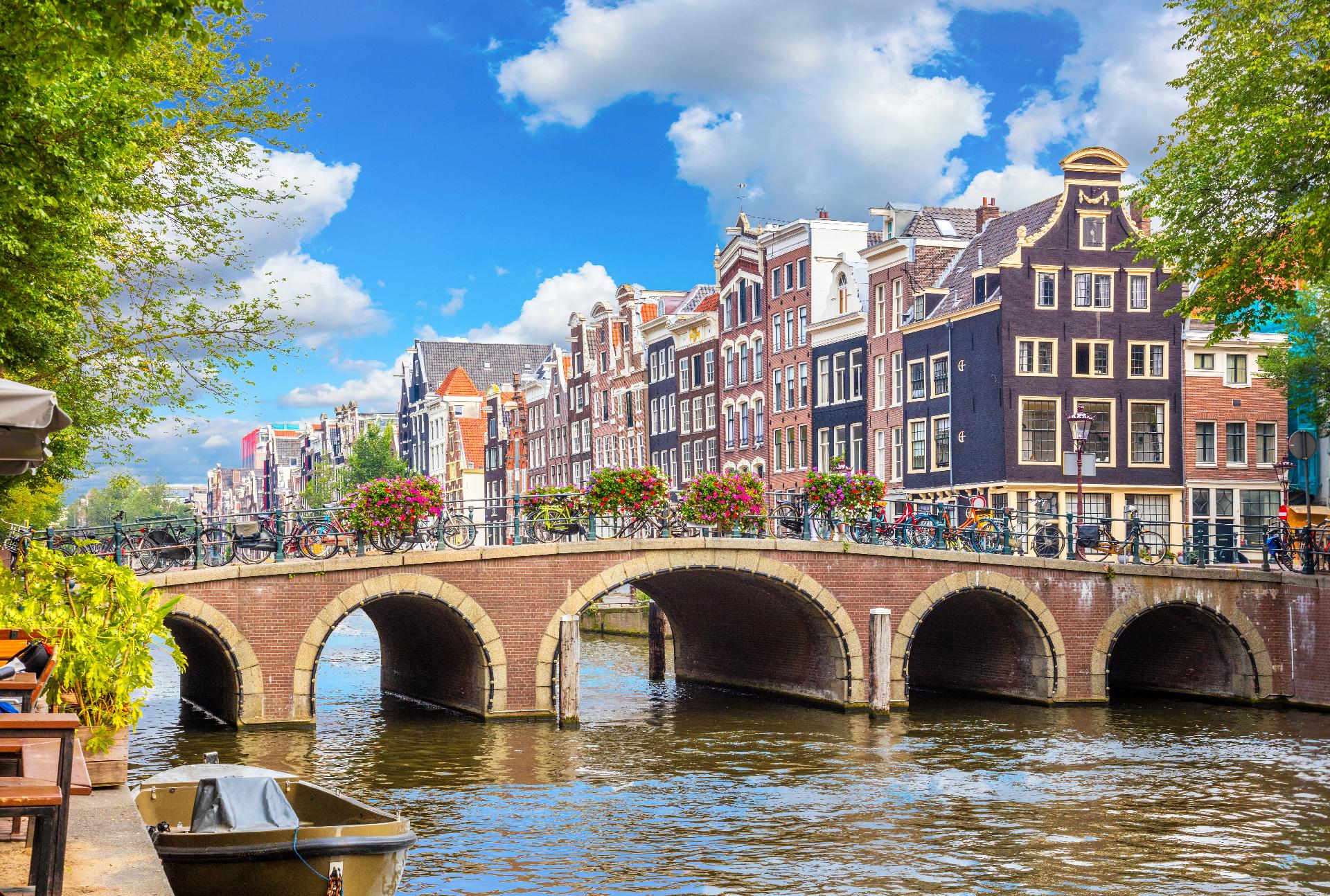 UN RIO EN EL CENRO DE AMSTERDAM CON CASAS ANTIGUAS CON WAYAO