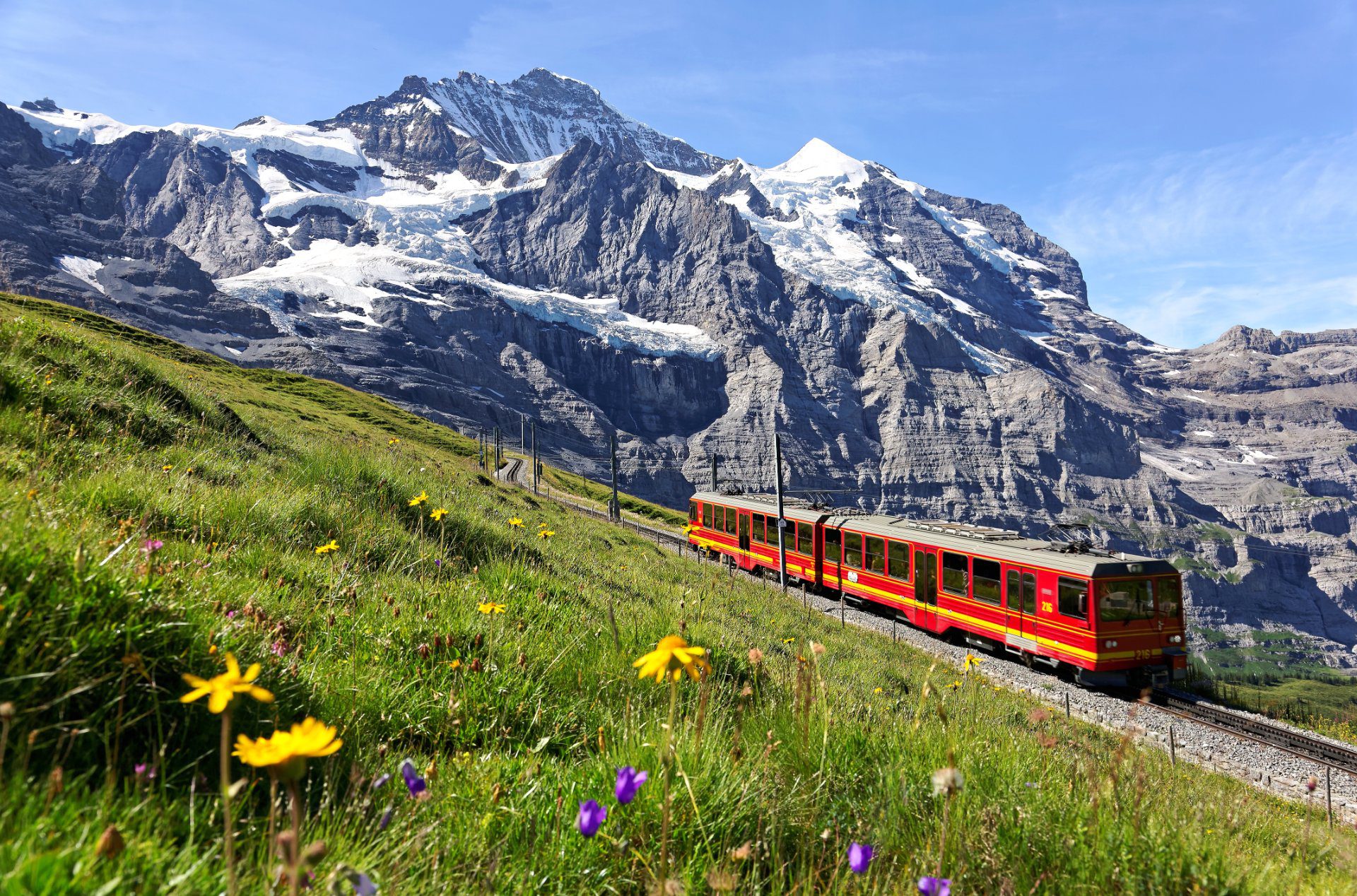 tren turistico rojo que pasas entre montañas con WAYAO