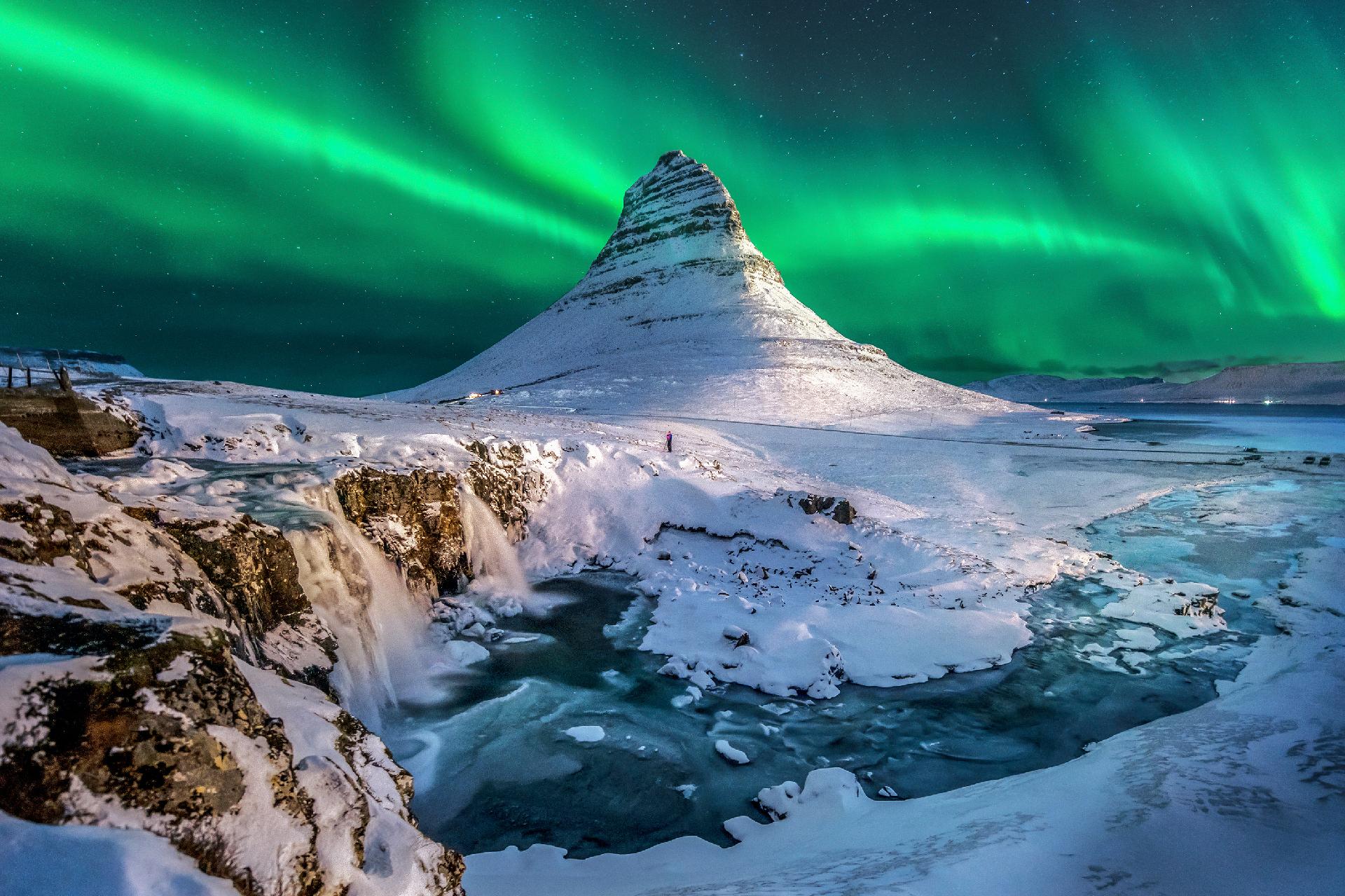 luces verde sobre monte de nieve con WAYAO