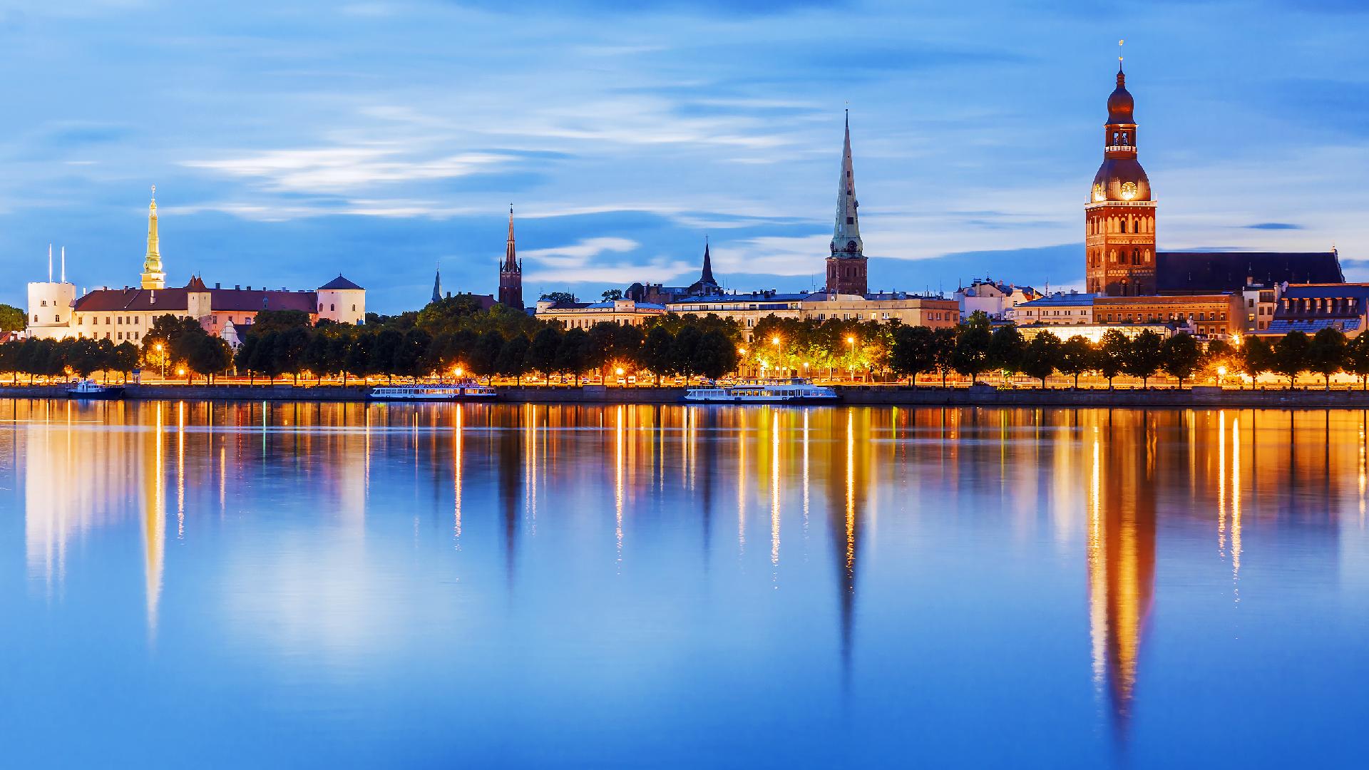 riga por la noche iluminada con WAYAO