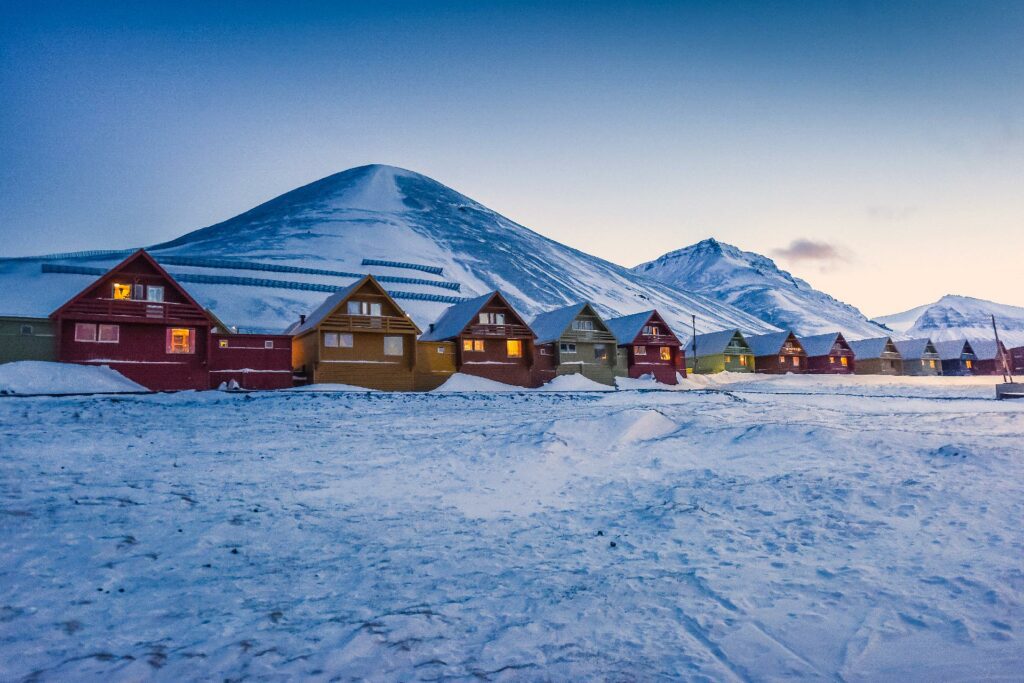 paisaje de hielo en noruega con casas nevadas con WAYAO