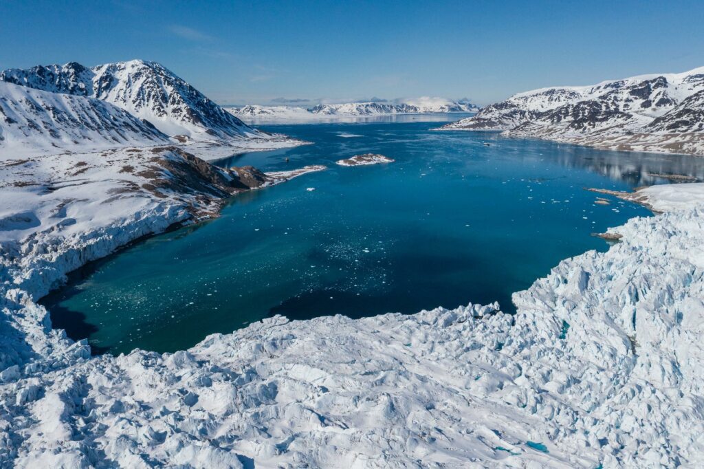 glaciar con nieve en noruega con WAYAO
