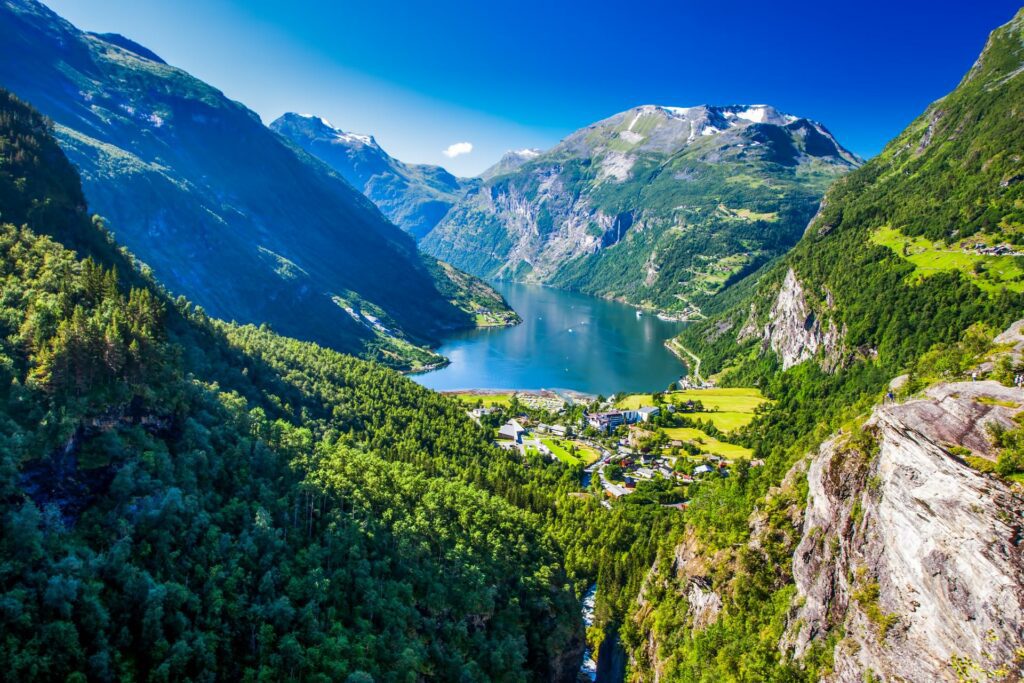 vista a noruega desde la montaña con un WAYAO