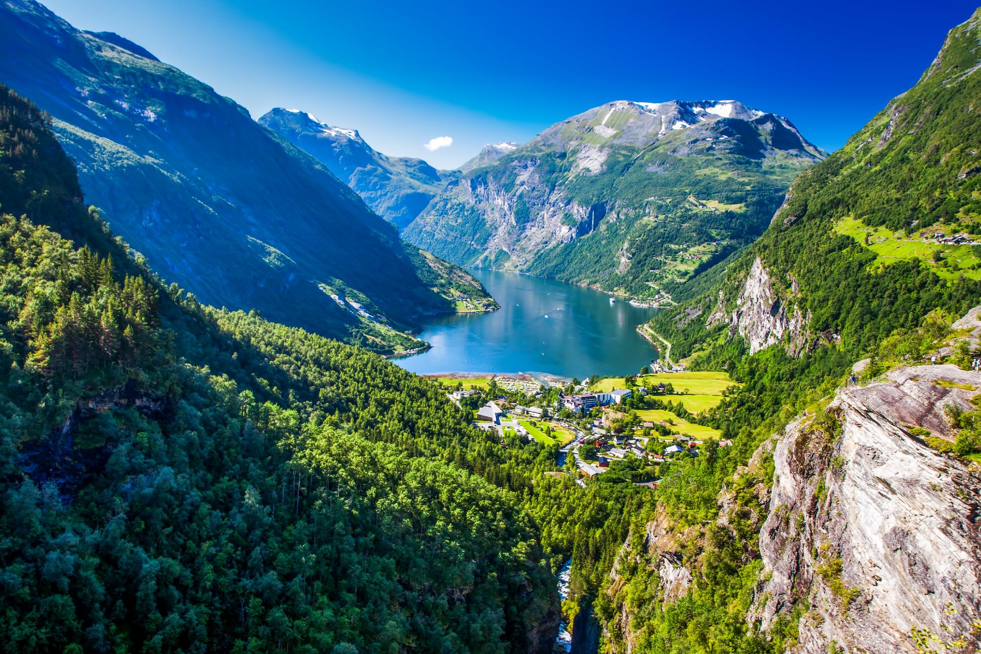vista a noruega desde la montaña con un WAYAO