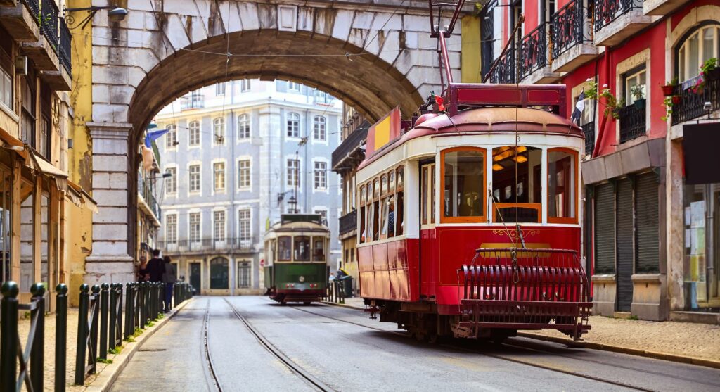 tranvia rojo retro en portugal con WAYAO