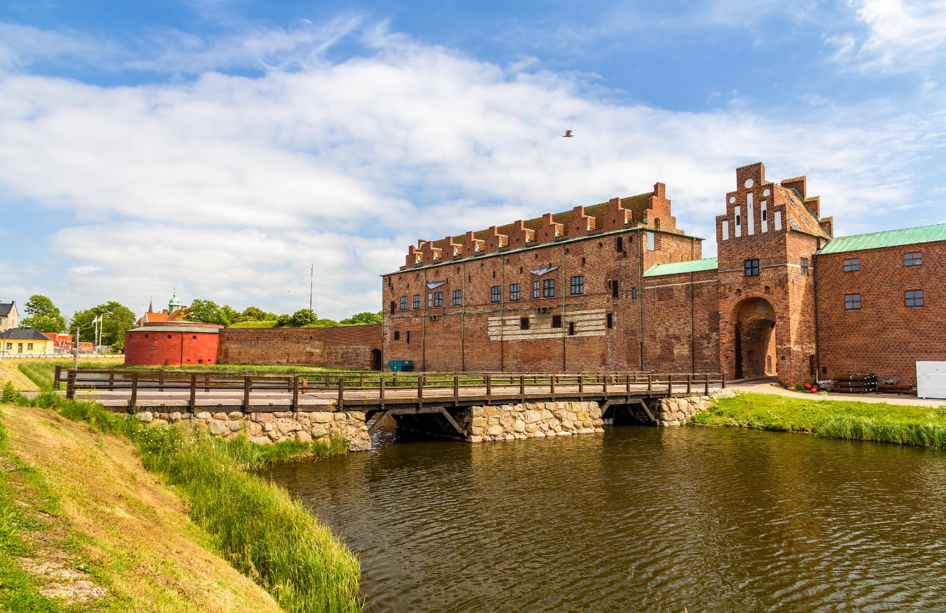 paredes de un castillo naranja en suecia con WAYAO