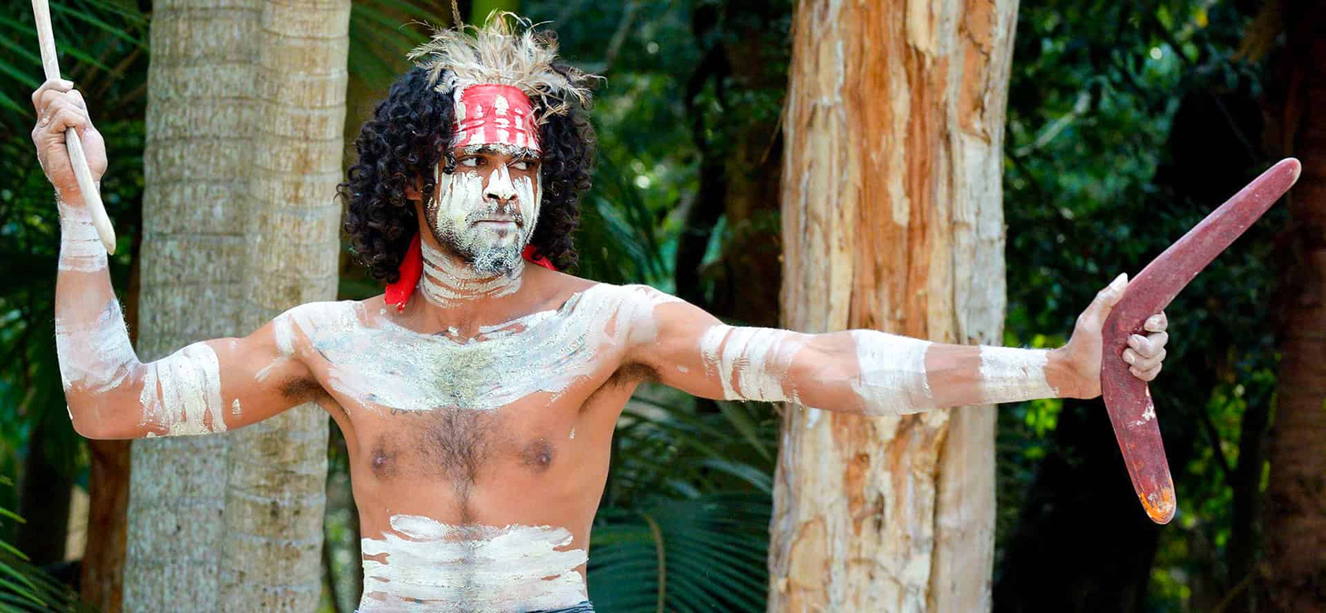 Imagen de un hombre con pintura corporal en un majestuoso viaje a Australia con WAYAO